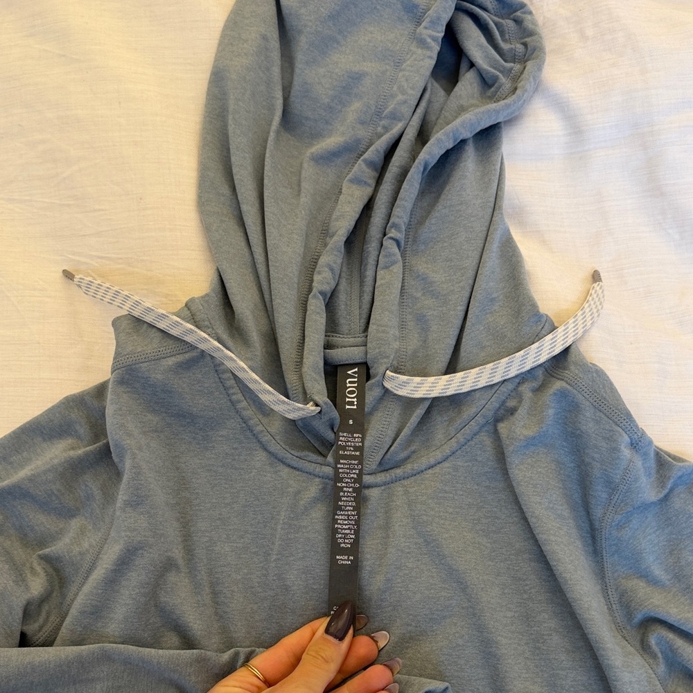 LIKE NEW! Vuori Hooded Pullover - Light Blue